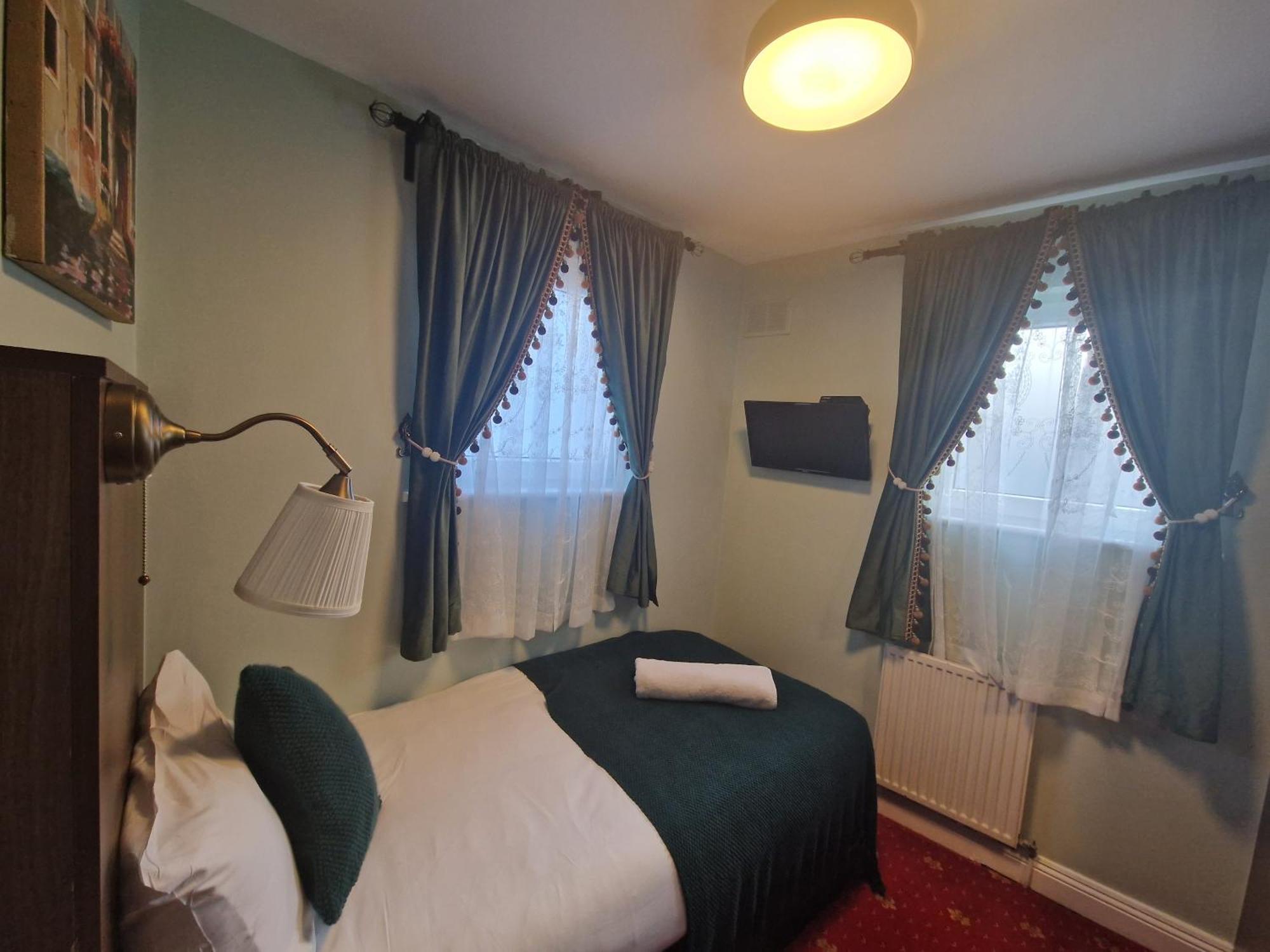 Chambre Simple avec Toilettes et Douche Communes