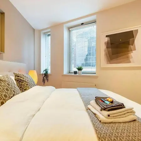 Cosy And Modern Bedroom In The Heart Of Dublin-3