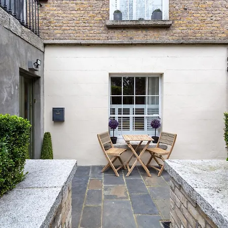 Spectacular 2 Bedroom Apartment With Sunny Garden & Terrace-2