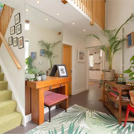 Spectacular 2 Bedroom Apartment With Sunny Garden & Terrace-3