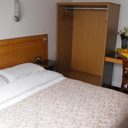 The Glen Guesthouse-3